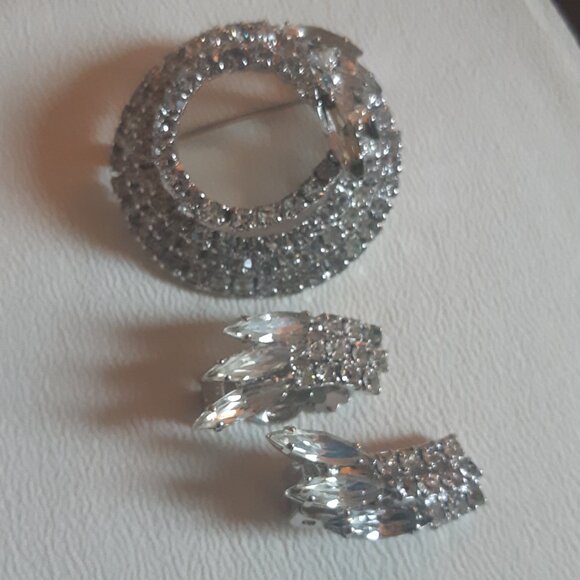 Rhinestone Concentric Circles w/ Marquis Vintage Brooch and Clip On Earring Set - Picture 5 of 15